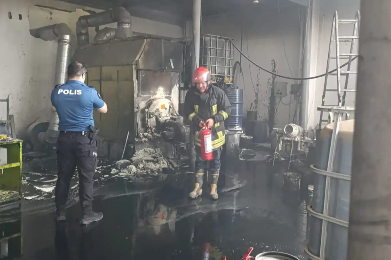 Şanlıurfa'da eldiven fabrikasında yangın Şanlıurfa'da eldiven fabrikasında yangın