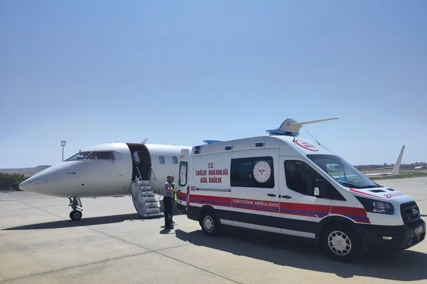 33 günlük bebek ambulans uçakla İstanbul'a nakledildi 33 günlük bebek ambulans uçakla İstanbul'a nakledildi