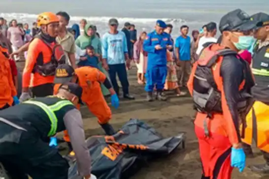Endonezya'da feribot kazası: 4 ölü, 38 kayıp