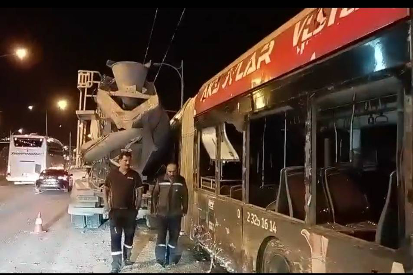Beton mikseri ile trambüs çarpıştı: 4 yaralı Beton mikseri ile trambüs çarpıştı: 4 yaralı