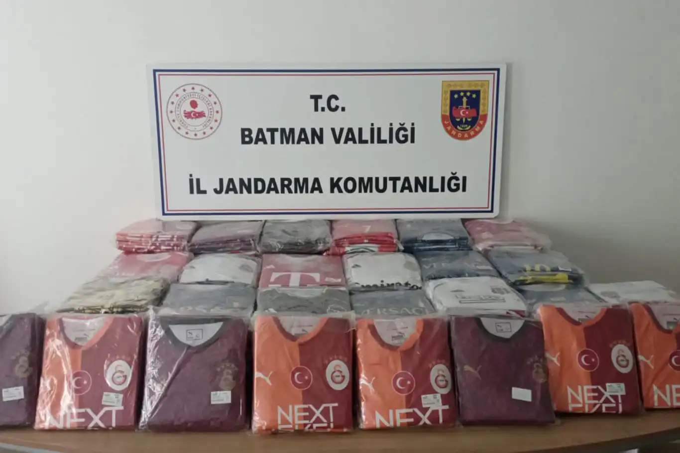 Batman'da sahte forma operasyonu: 1 milyon TL'yi aşkın ürün ele geçirildi Batman'da sahte forma operasyonu: 1 milyon TL'yi aşkın ürün ele geçirildi