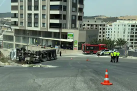 Şanlıurfa'da tır devrildi: Sürücü yaralandı