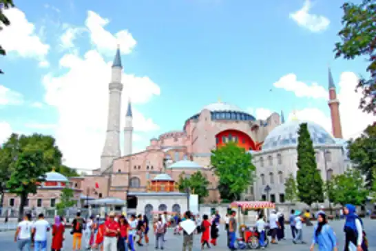 Bakan Ersoy: Turizm gelirinde 6 aylık dönemde zirve