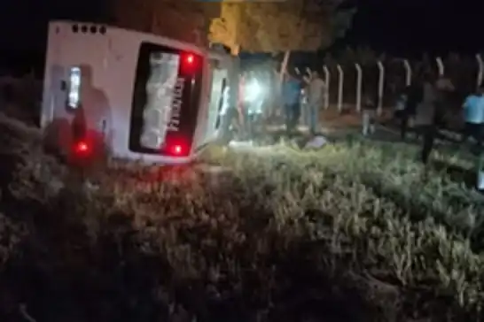 Şanlıurfa'da işçileri taşıyan servis aracı kaza yaptı: 15 yaralı