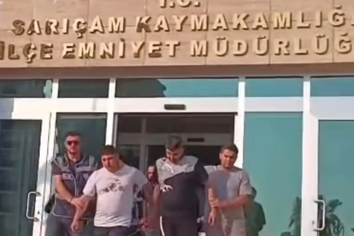 Adana'da 4 cezaevi firarisi operasyonla yakalandı Adana'da 4 cezaevi firarisi operasyonla yakalandı