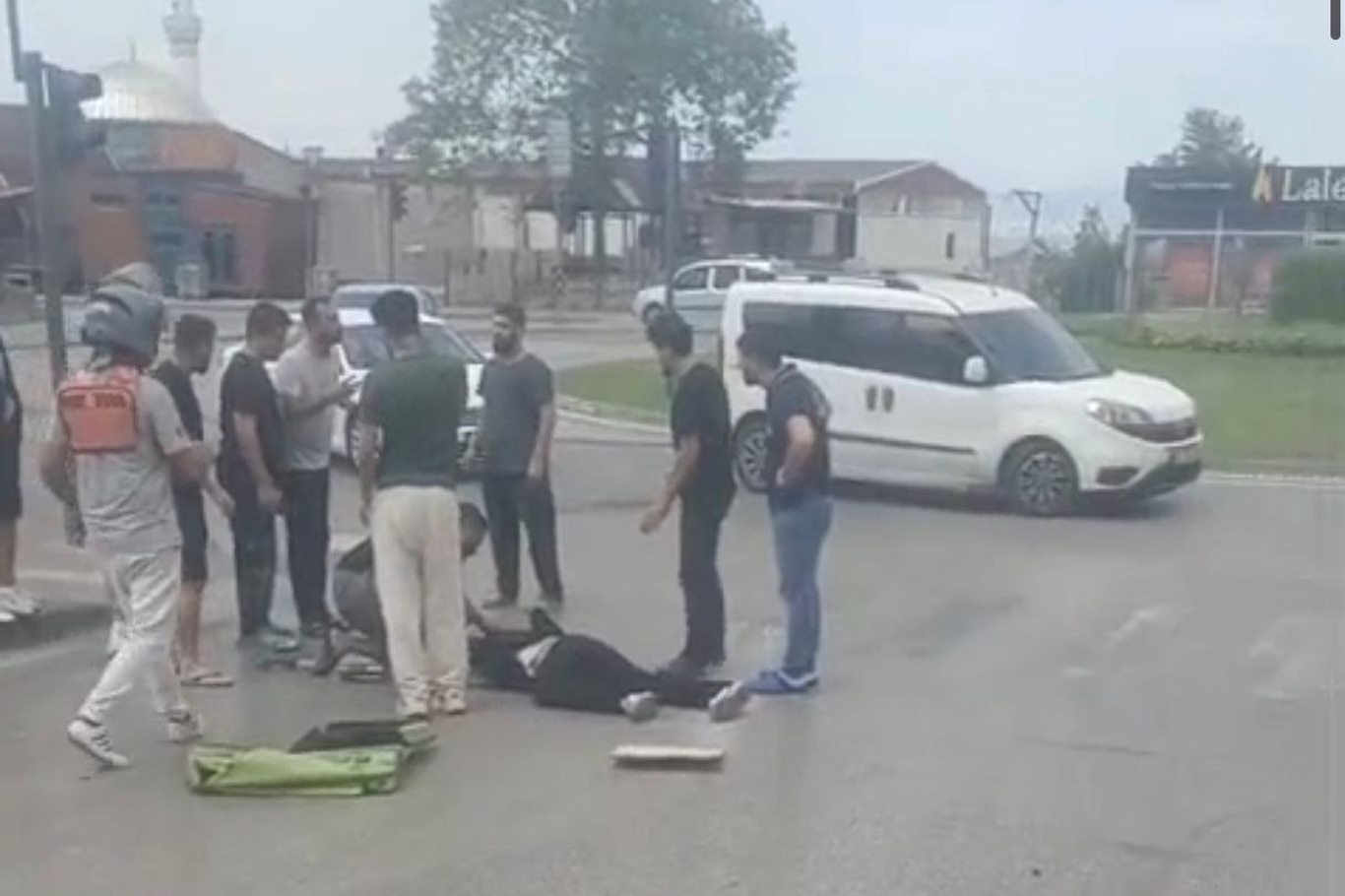 Motokurye tırın altında kaldı: 1 ağır yaralı Motokurye tırın altında kaldı: 1 ağır yaralı