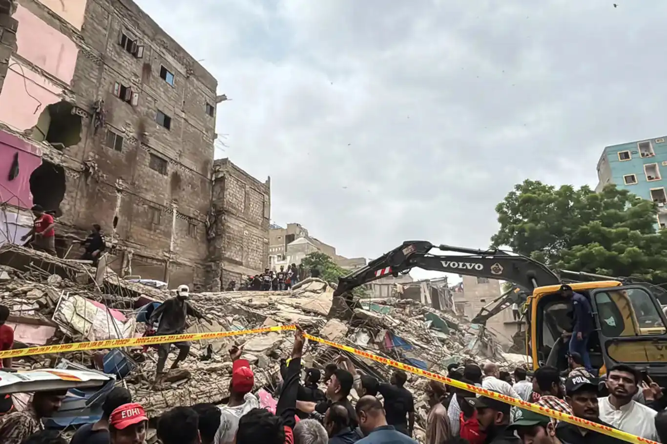 مصرع 5 أشخاص بانهيار مبنى مكوّن من 5 طوابق في باكستان