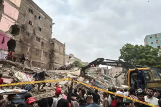 مصرع 5 أشخاص بانهيار مبنى مكوّن من 5 طوابق في باكستان