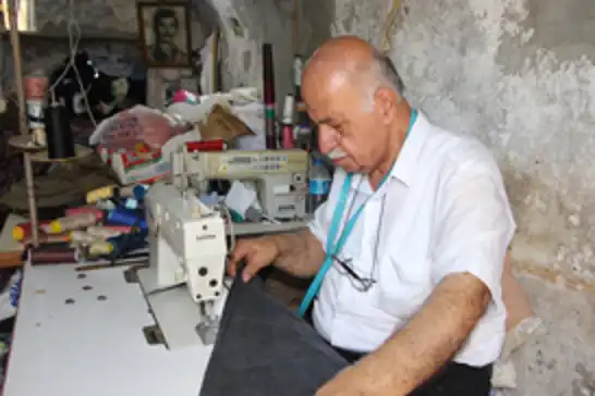7 yaşında başladığı terzi mesleğini 64 yıldır sürdüren Ekrem Usta: Hiçbir zaman rızık korkusu yaşamadım