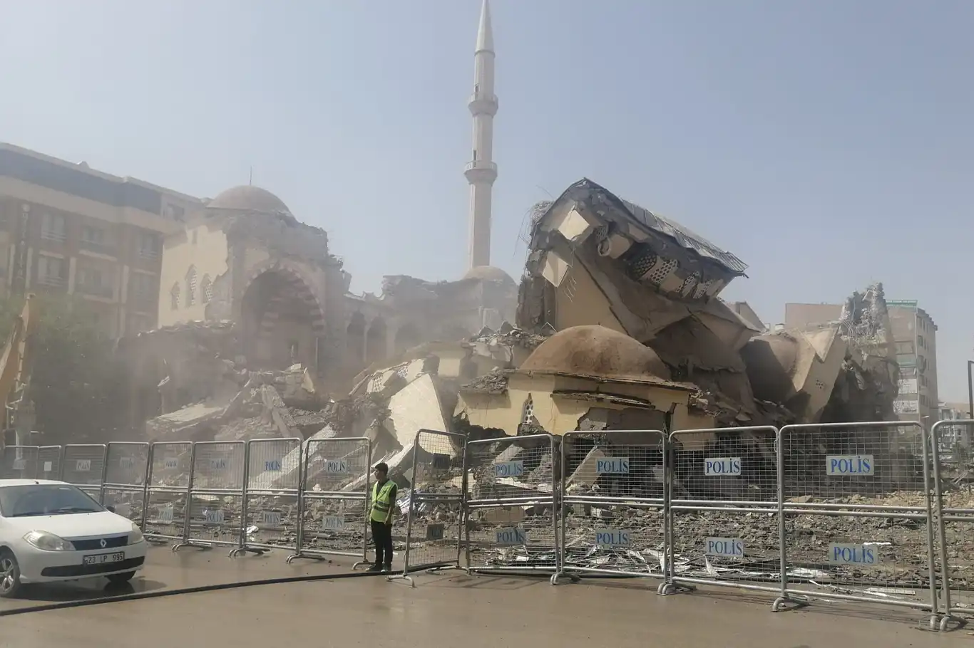 Hz. Ömer Camii’nin yıkım anı kameralara yansıdı