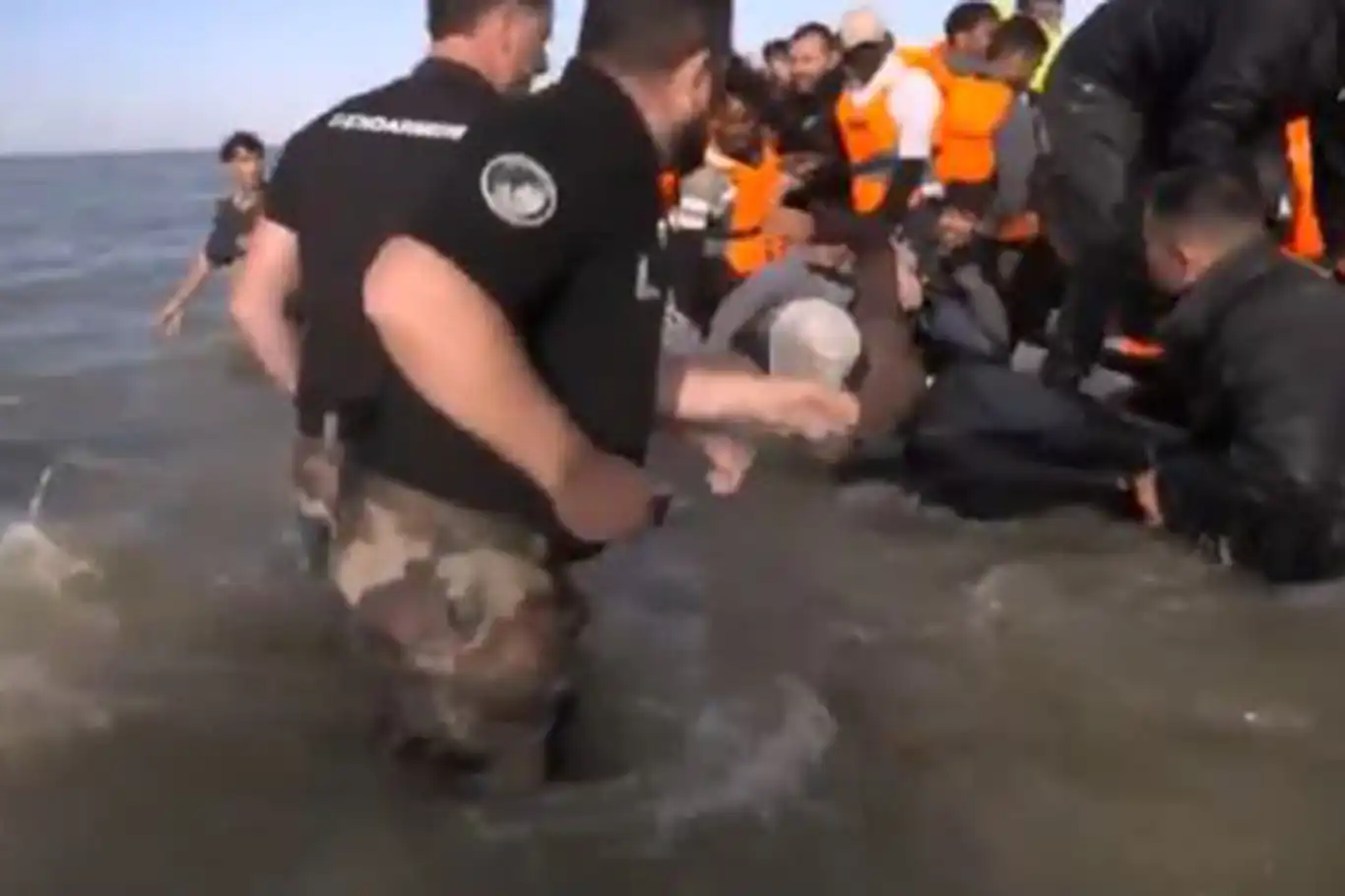 Fransız polisinden göçmen botuna insanlık dışı müdahale Fransız polisinden göçmen botuna insanlık dışı müdahale