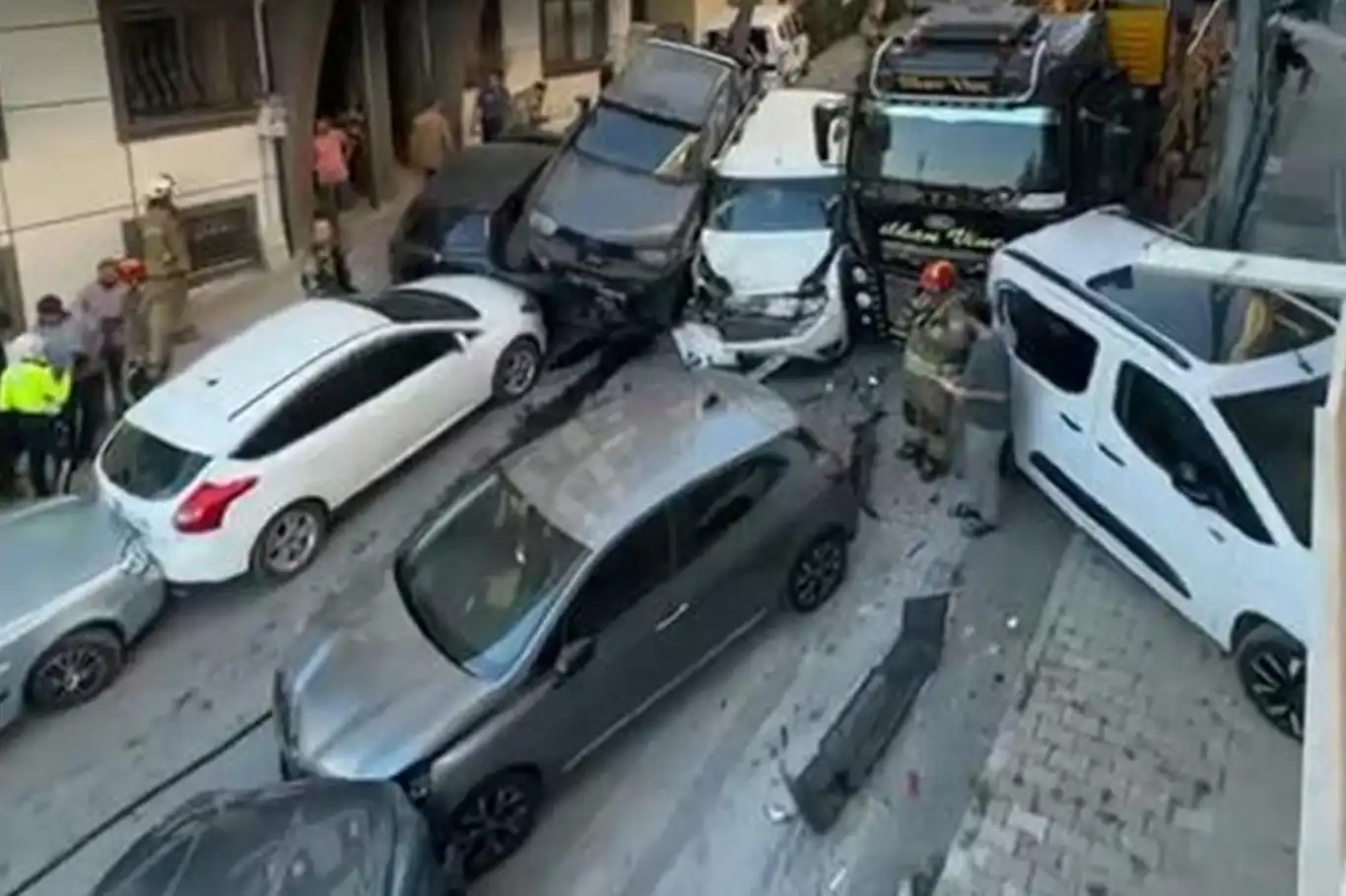 İstanbul'da kayan vinç 23 araca çarptı İstanbul'da kayan vinç 23 araca çarptı