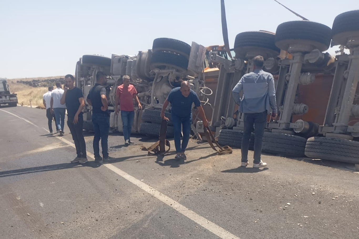 Diyarbakır'da asfalt yüklü kamyon devrildi Diyarbakır'da asfalt yüklü kamyon devrildi