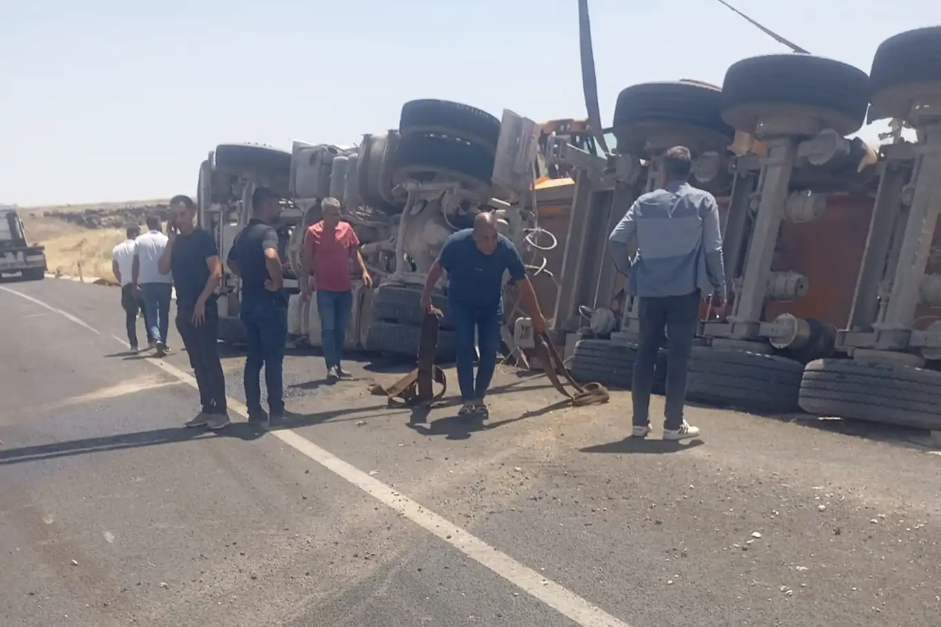 Diyarbakır'da asfalt yüklü kamyon devrildi Diyarbakır'da asfalt yüklü kamyon devrildi