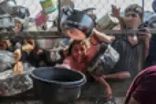 طفولة تحت النار.. أرقام قياسية لانتهاكات شاملة