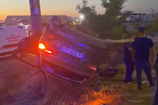 Sürücünün direksiyon hâkimiyetini kaybettiği otomobil takla attı: 3 yaralı