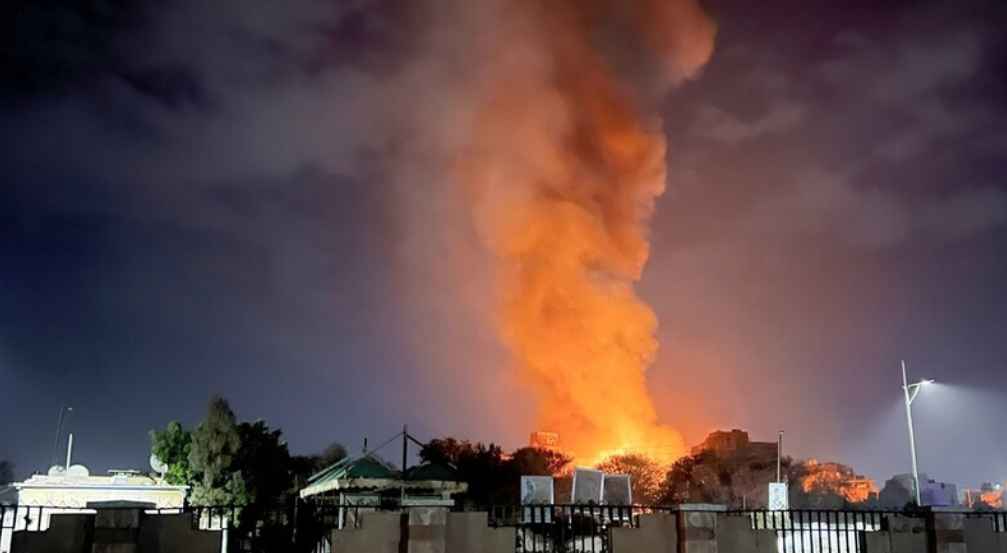 غارات إسرائيلية مكثفة على موانئ الحديدة في اليمن غارات إسرائيلية مكثفة على موانئ الحديدة في اليمن