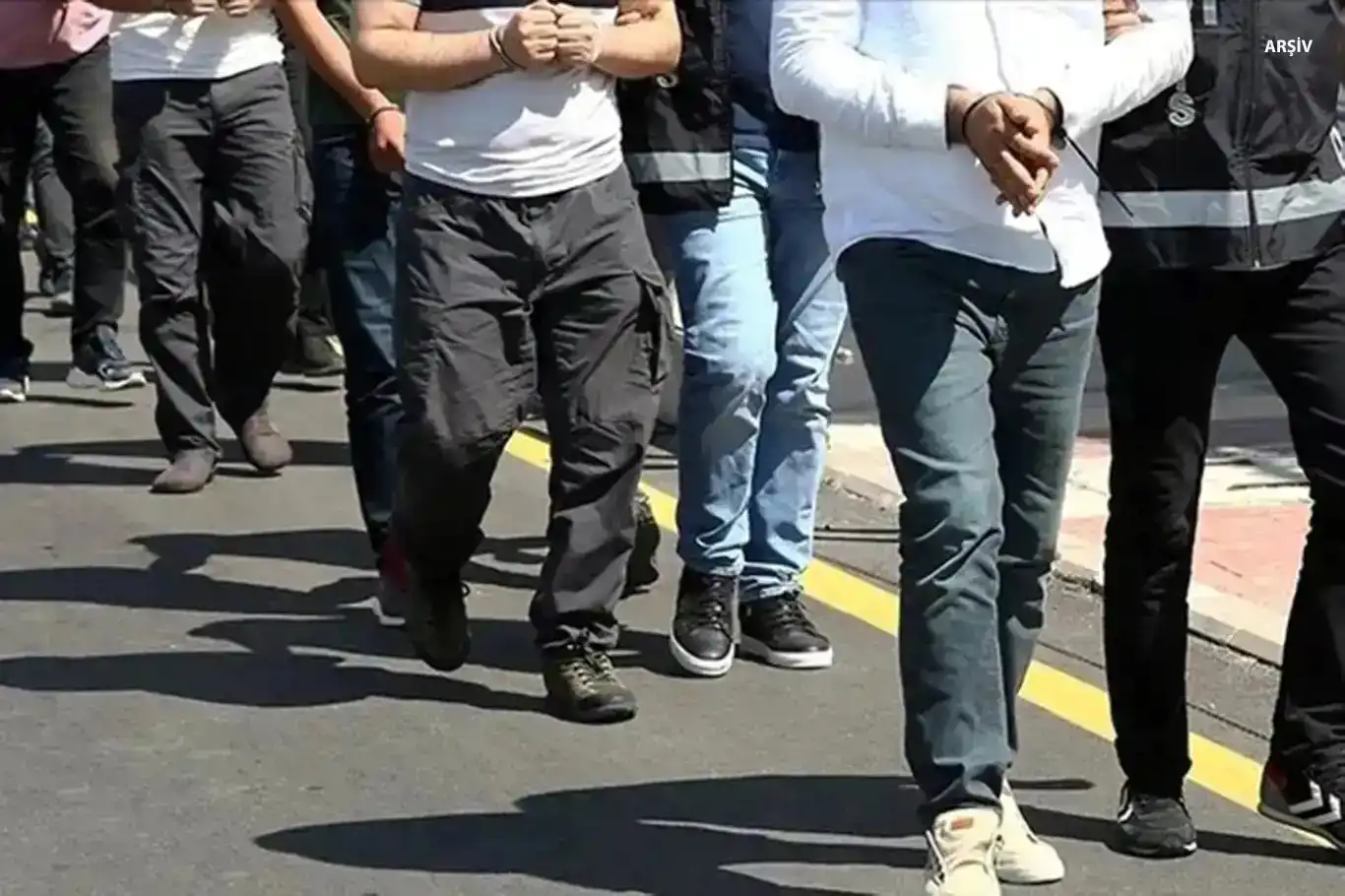 Diyarbakır merkezli 5 İlde "Bungalov" operasyonu: 6 tutuklama Diyarbakır merkezli 5 İlde "Bungalov" operasyonu: 6 tutuklama