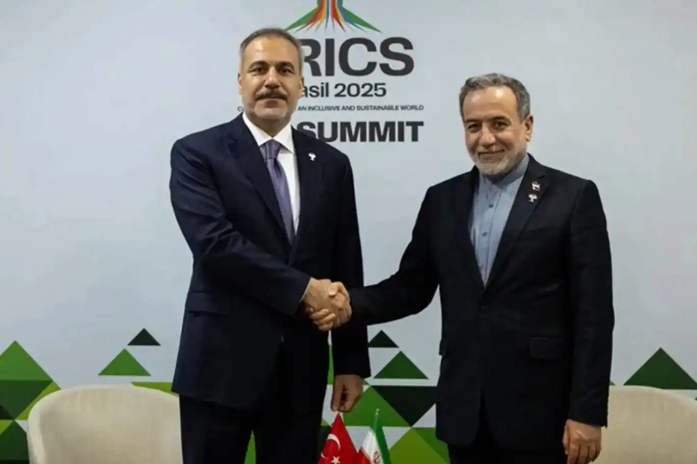 وزير الخارجية التركي "فيدان" يلتقي بنظيره الإيراني "عراقجي" وزير الخارجية التركي "فيدان" يلتقي بنظيره الإيراني "عراقجي"