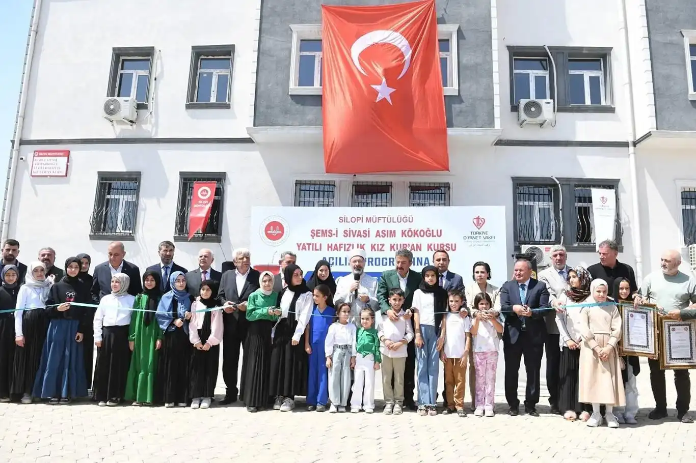 Prof. Dr. Erbaş: Ailemize sahip çıkmamız lazım Prof. Dr. Erbaş: Ailemize sahip çıkmamız lazım