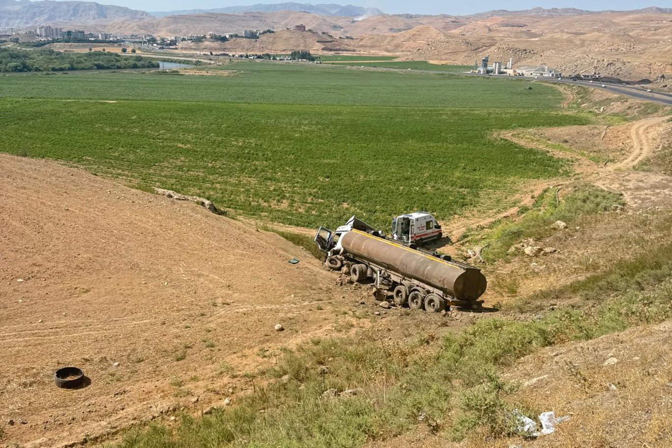 Tır ile hafif ticari araç çarpıştı: 2 yaralı