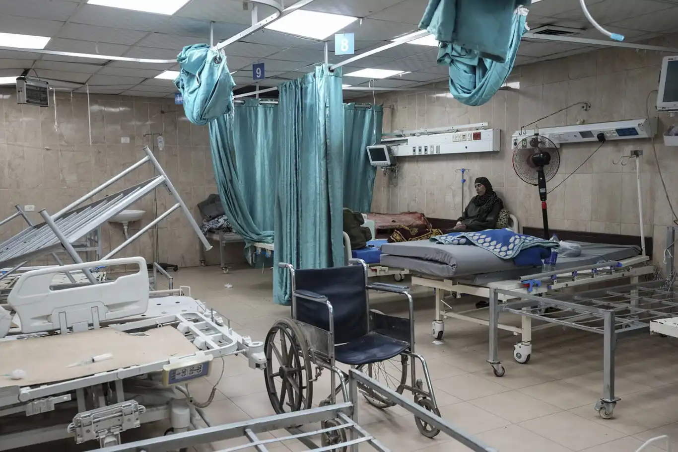 Aksa Hastanesi'nde yüzlerce hasta ölüm tehlikesi altında Aksa Hastanesi'nde yüzlerce hasta ölüm tehlikesi altında