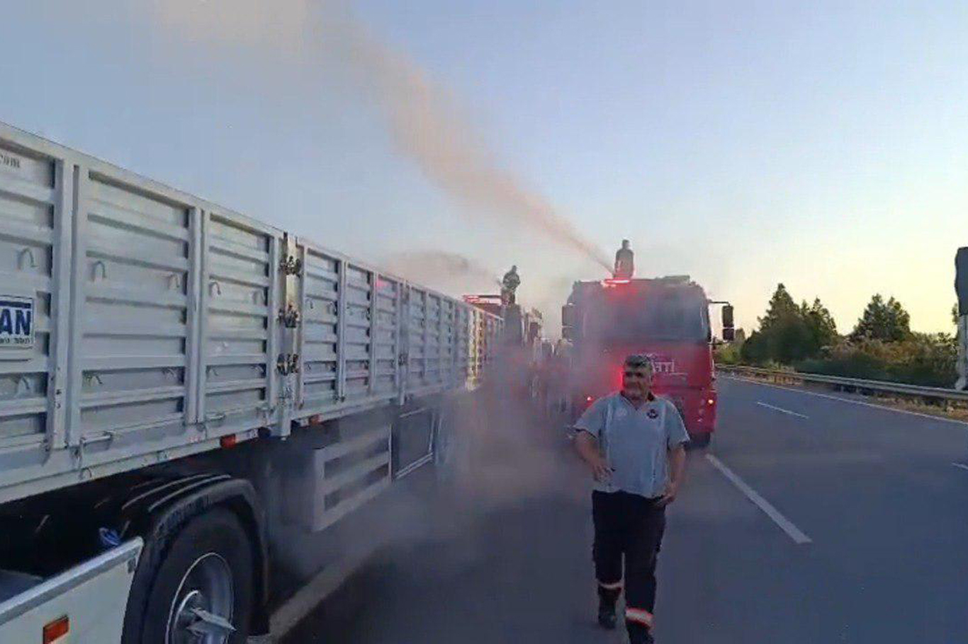Otobanda alev alan tır söndürüldü Otobanda alev alan tır söndürüldü