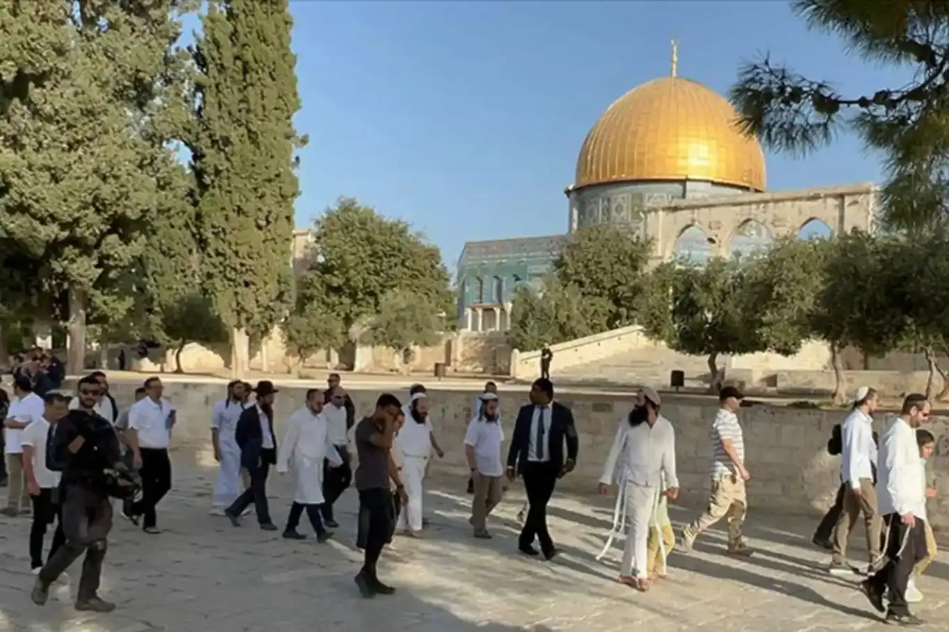 تحت حماية الاحتلال.. مجموعات يهودية تقتحم باحات الأقصى بالأغاني والرقصات التلمودية