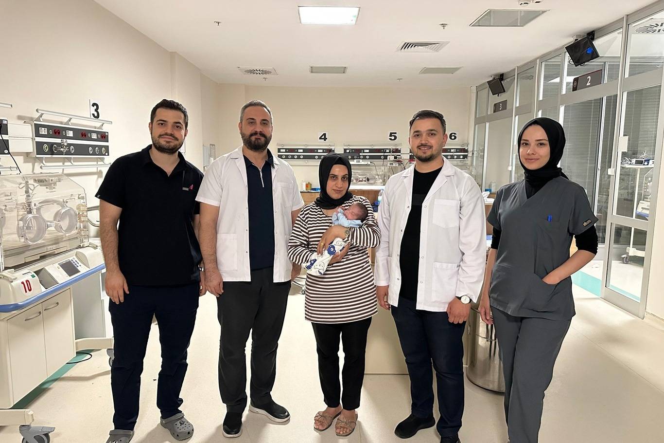 27 haftalık doğan bebek, 60 günlük tedavi sürecinin ardından taburcu edildi 27 haftalık doğan bebek, 60 günlük tedavi sürecinin ardından taburcu edildi