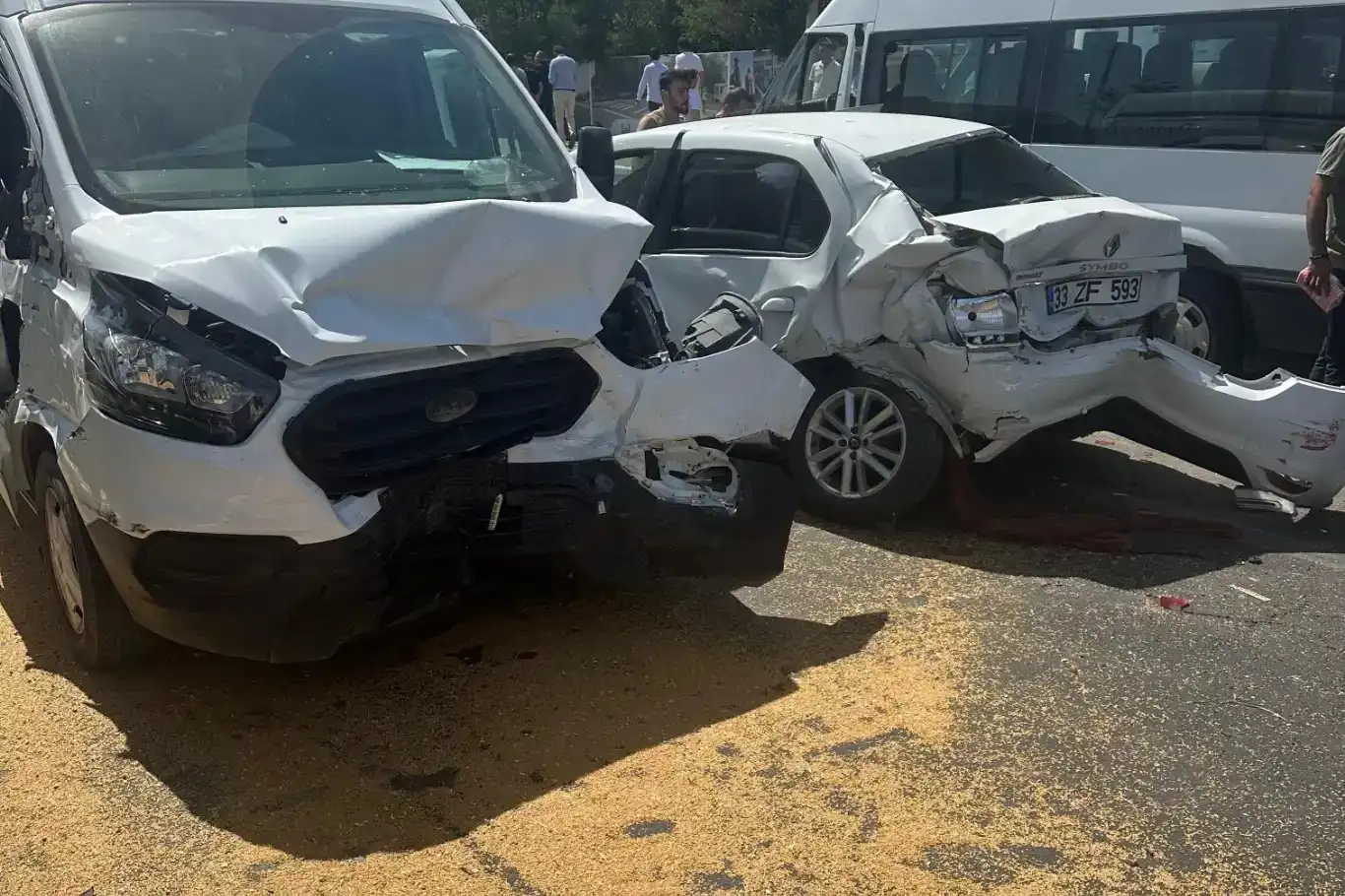 Li Mêrdînê 7 wesayît li hev qelibîn: 3 birîndar Li Mêrdînê 7 wesayît li hev qelibîn: 3 birîndar