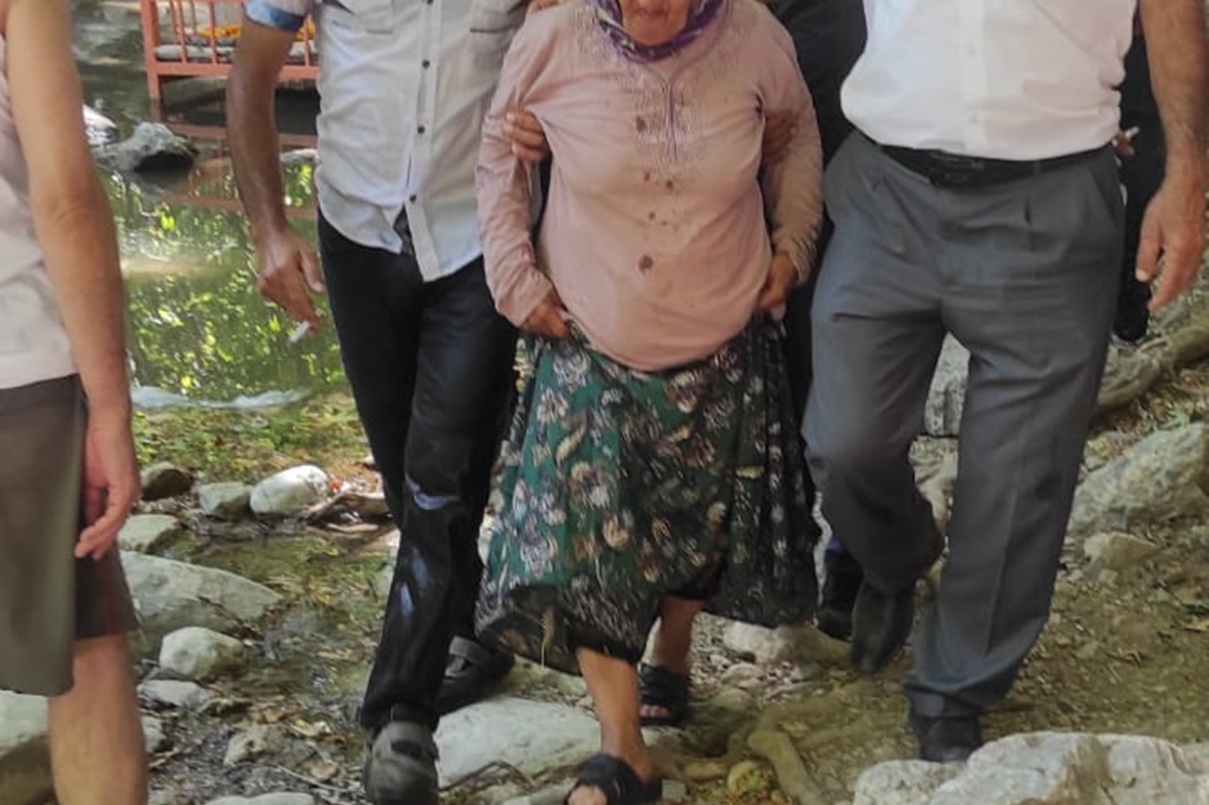 Batman'da 4 gündür kayıp olan Alzheimer hastası kadın mağarada bulundu Batman'da 4 gündür kayıp olan Alzheimer hastası kadın mağarada bulundu