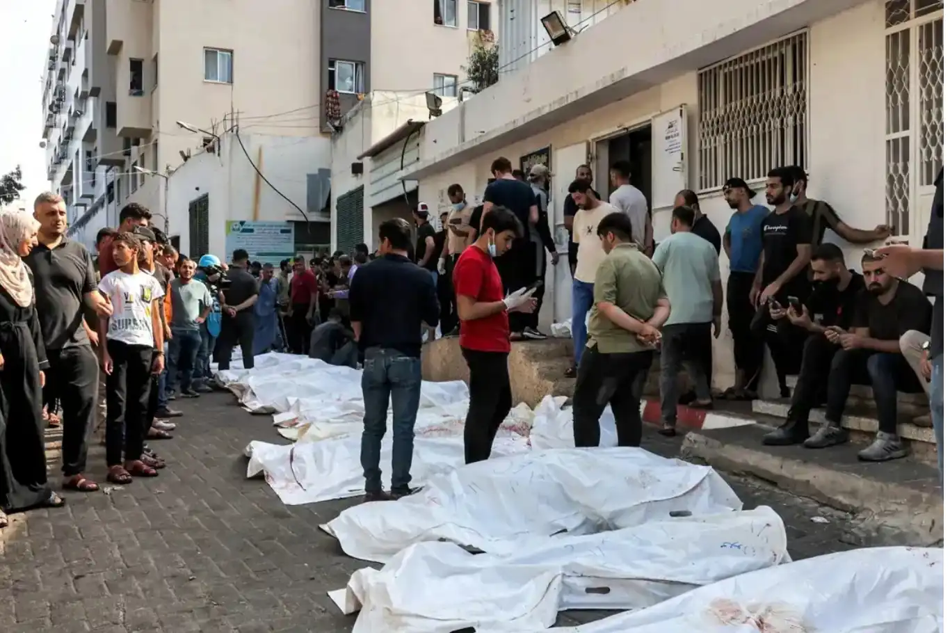 تحذيرات من كارثة طبية وشيكة جراء نفاد الوقود في مستشفى الشفاء بغزة تحذيرات من كارثة طبية وشيكة جراء نفاد الوقود في مستشفى الشفاء بغزة