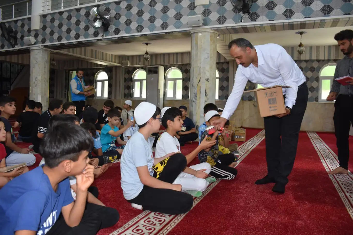 Siirt’te yaz sıcağında Kur’an kursu öğrencilerini sevindiren sürpriz Siirt’te yaz sıcağında Kur’an kursu öğrencilerini sevindiren sürpriz