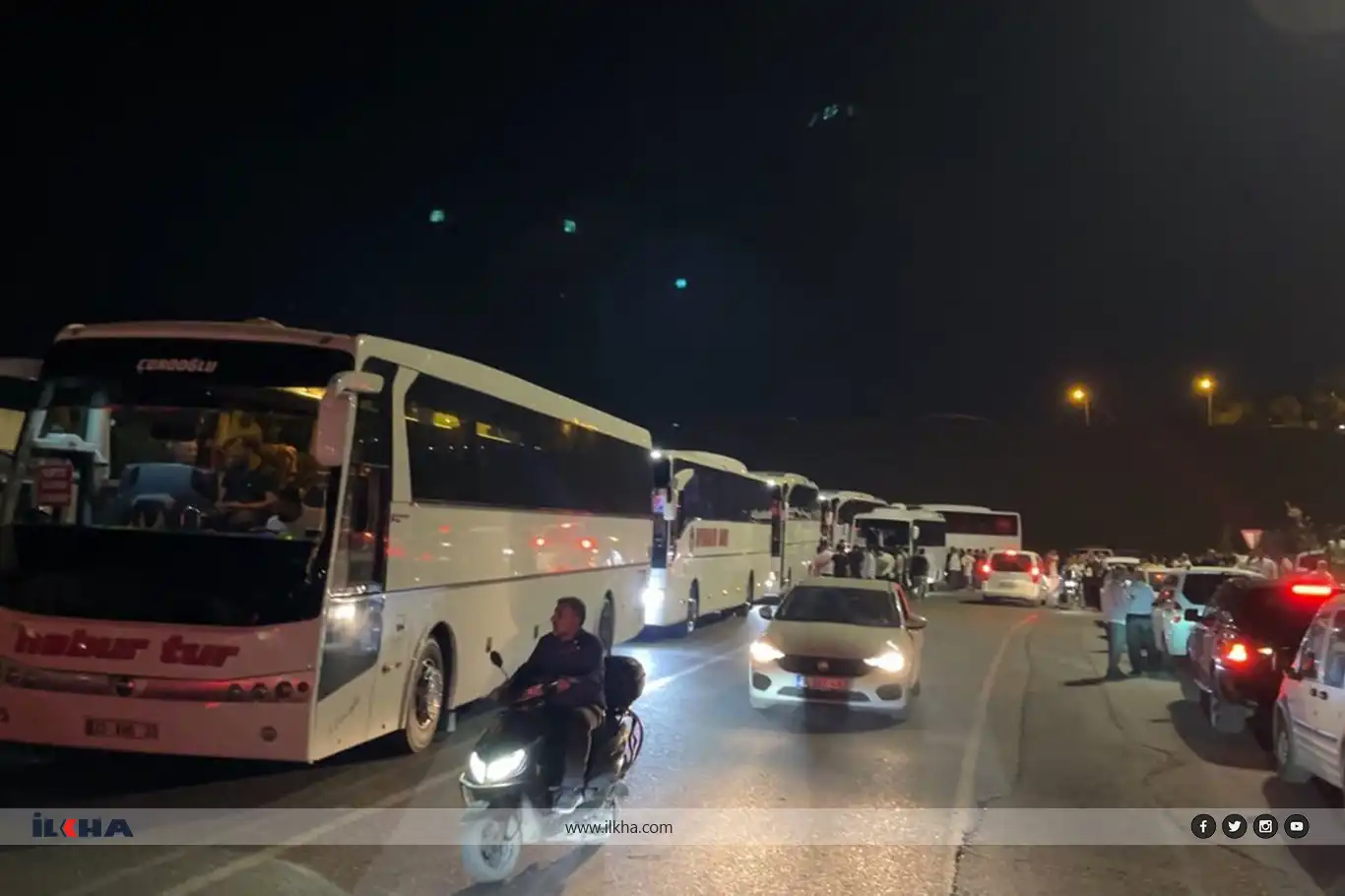لە چوارلای تورکیا هەزاران کەس بۆ بەشداری لە ڕێپێوانی "لە ئەندۆڵەوە بۆ پەرلەمان، لە پەرلەمانەوە بۆ غەززە ڕێوڕەوی مرۆیی" بەڕێکەوتن لە چوارلای تورکیا هەزاران کەس بۆ بەشداری لە ڕێپێوانی "لە ئەندۆڵەوە بۆ پەرلەمان، لە پەرلەمانەوە بۆ غەززە ڕێوڕەوی مرۆیی" بەڕێکەوتن