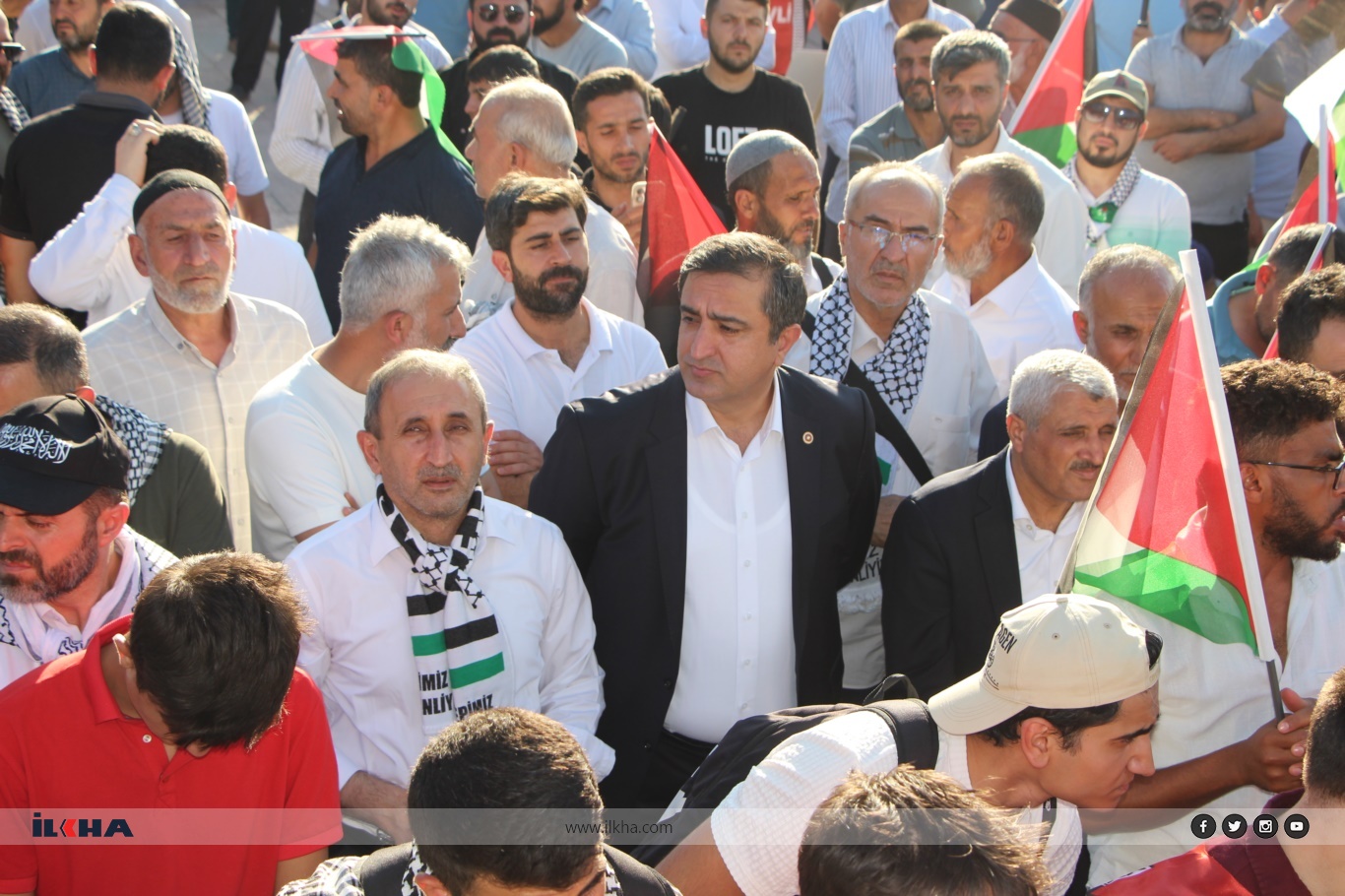 Tens of thousands march to Turkish parliament calling for humanitarian corridor to Gaza Tens of thousands march to Turkish parliament calling for humanitarian corridor to Gaza