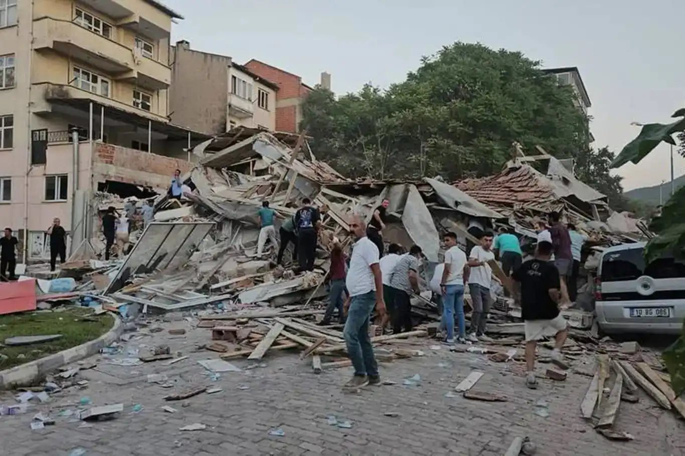 One dead, 29 injured in 6.1 magnitude earthquake in western Türkiye One dead, 29 injured in 6.1 magnitude earthquake in western Türkiye