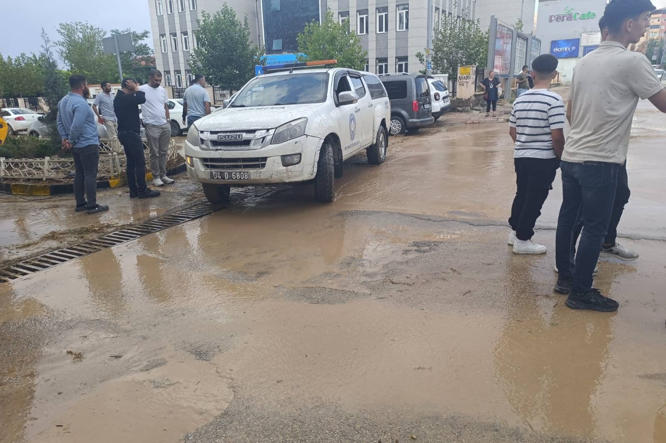 Doğubayazıt’ta sağanak yağış sele neden oldu Doğubayazıt’ta sağanak yağış sele neden oldu