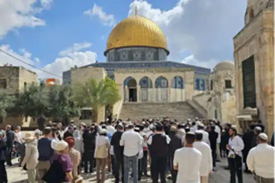 مراسم زفاف صهيونية في باحات الأقصى وسط حماية شرطة الاحتلال