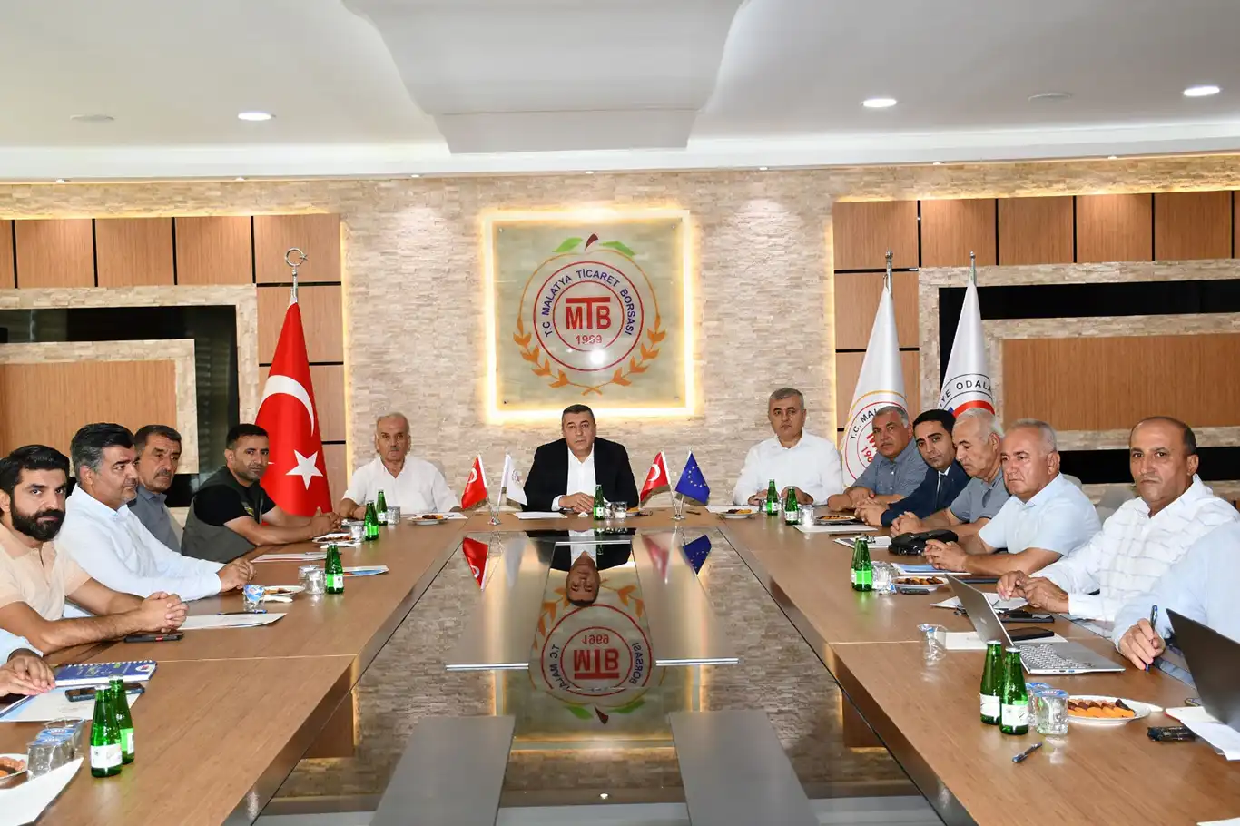 Malatya'da Lisanslı Kuru Kayısı Deposu ve Borsası için istişare toplantısı yapıldı Malatya'da Lisanslı Kuru Kayısı Deposu ve Borsası için istişare toplantısı yapıldı