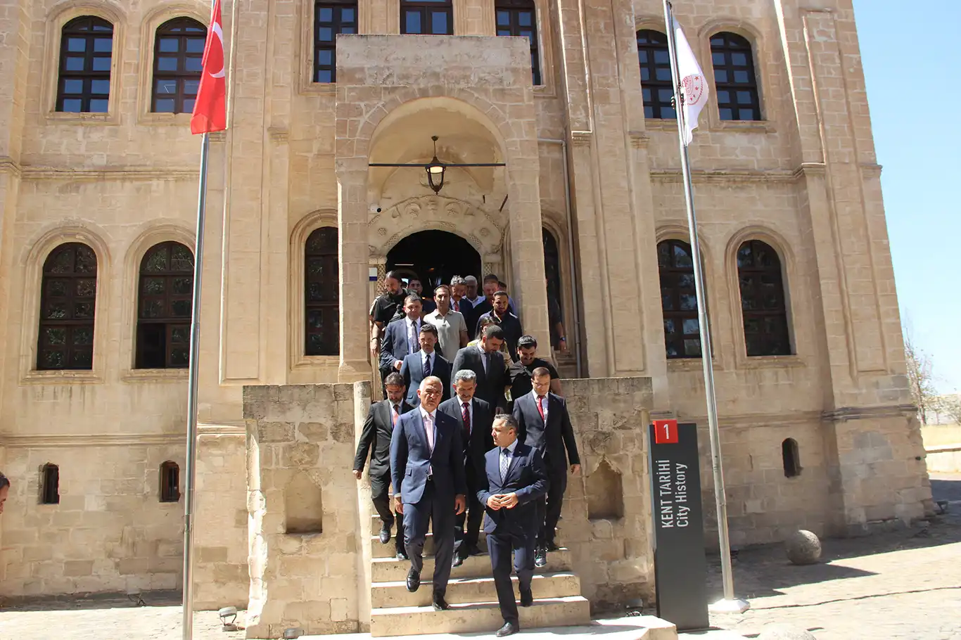 Kültür ve Turizm Bakanı Ersoy, Cizre’de incelemelerde bulundu Kültür ve Turizm Bakanı Ersoy, Cizre’de incelemelerde bulundu