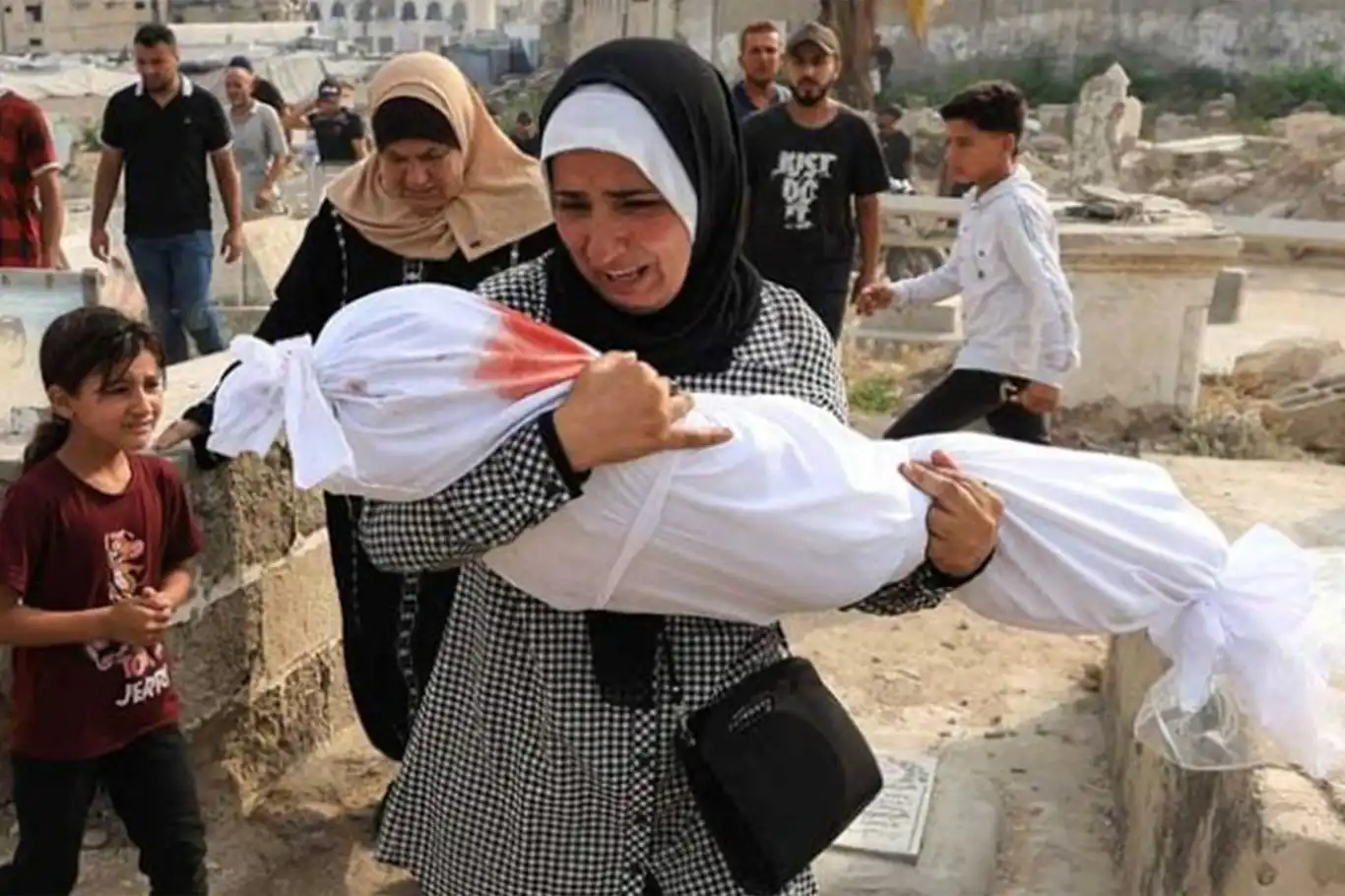 وزارة الصحة بغزة: ارتفاع حصيلة العدوان الإسرائيلي إلى 61722 شهيداً وزارة الصحة بغزة: ارتفاع حصيلة العدوان الإسرائيلي إلى 61722 شهيداً