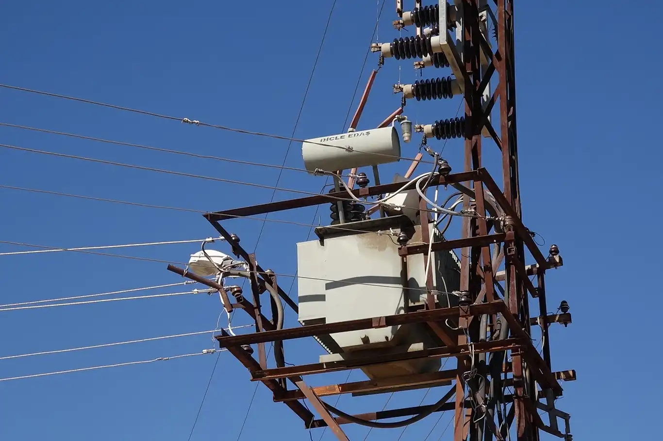 Şanlıurfa’da elektrik direğinde akıma kapılan kişi ağır yaralandı. Şanlıurfa’da elektrik direğinde akıma kapılan kişi ağır yaralandı.