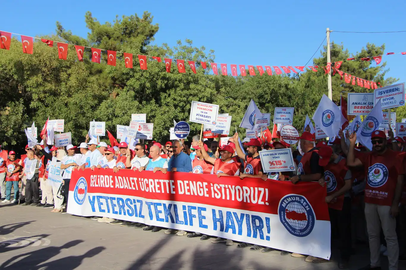 Memur-Sen Mardin Temsilciliği: Kamu işvereninin sunduğu teklif, kamu görevlilerinde hayal kırıklığı oluşturmuştur Memur-Sen Mardin Temsilciliği: Kamu işvereninin sunduğu teklif, kamu görevlilerinde hayal kırıklığı oluşturmuştur