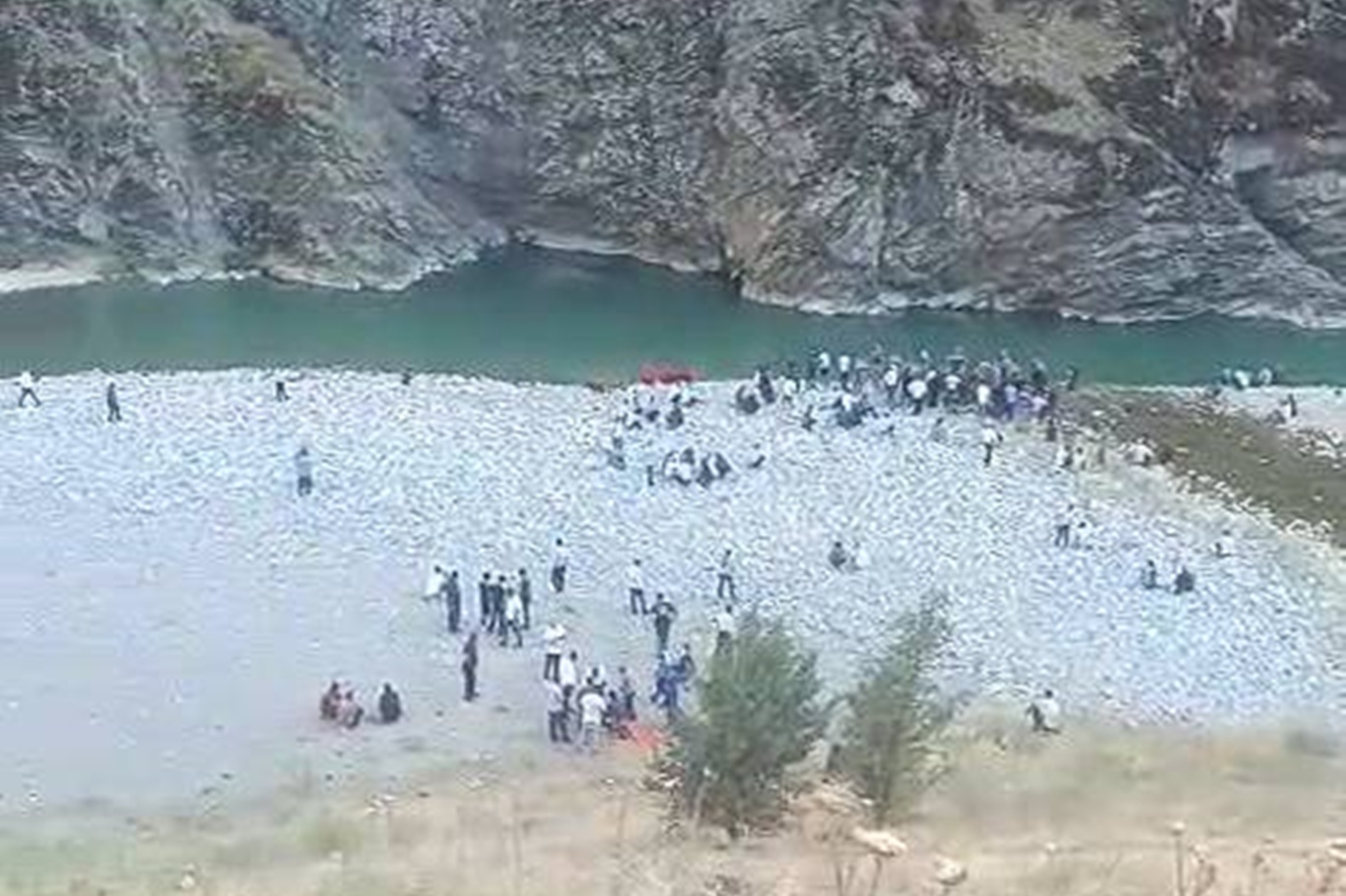 Bitlis’te dereye giren genç boğularak hayatını kaybetti Bitlis’te dereye giren genç boğularak hayatını kaybetti