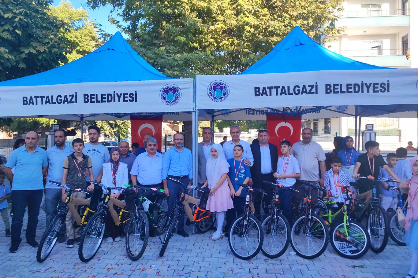 Yaz Kur'an kurslarında başarı gösteren öğrenciler bisiklet ile ödüllendirildi Yaz Kur'an kurslarında başarı gösteren öğrenciler bisiklet ile ödüllendirildi