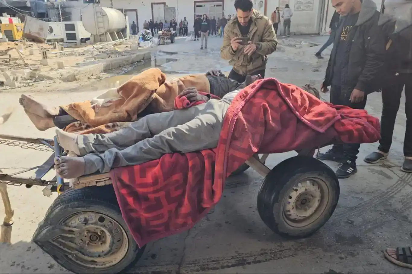 لە ئەنجامی هێرشی داگیرکەران ٨ فەلەستینی شەهید بوون لە ئەنجامی هێرشی داگیرکەران ٨ فەلەستینی شەهید بوون