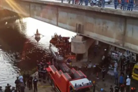 مصرع 18 شخصاً جراء سقوط حافلة في وادي الحراش بالجزائر