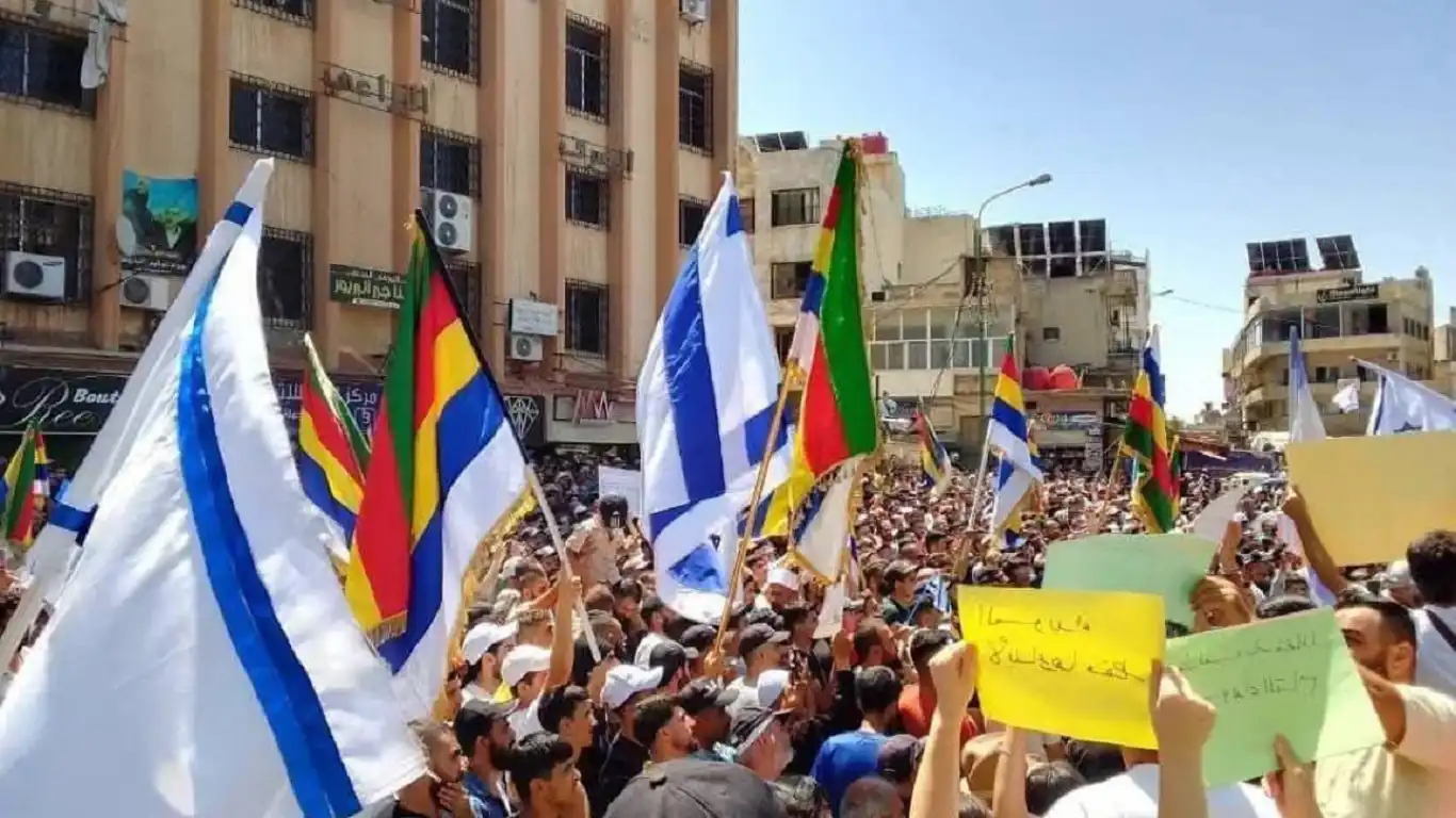سوريا.. مظاهرة في السويداء تنادي بالاستقلال وترفع علم الاحتلال