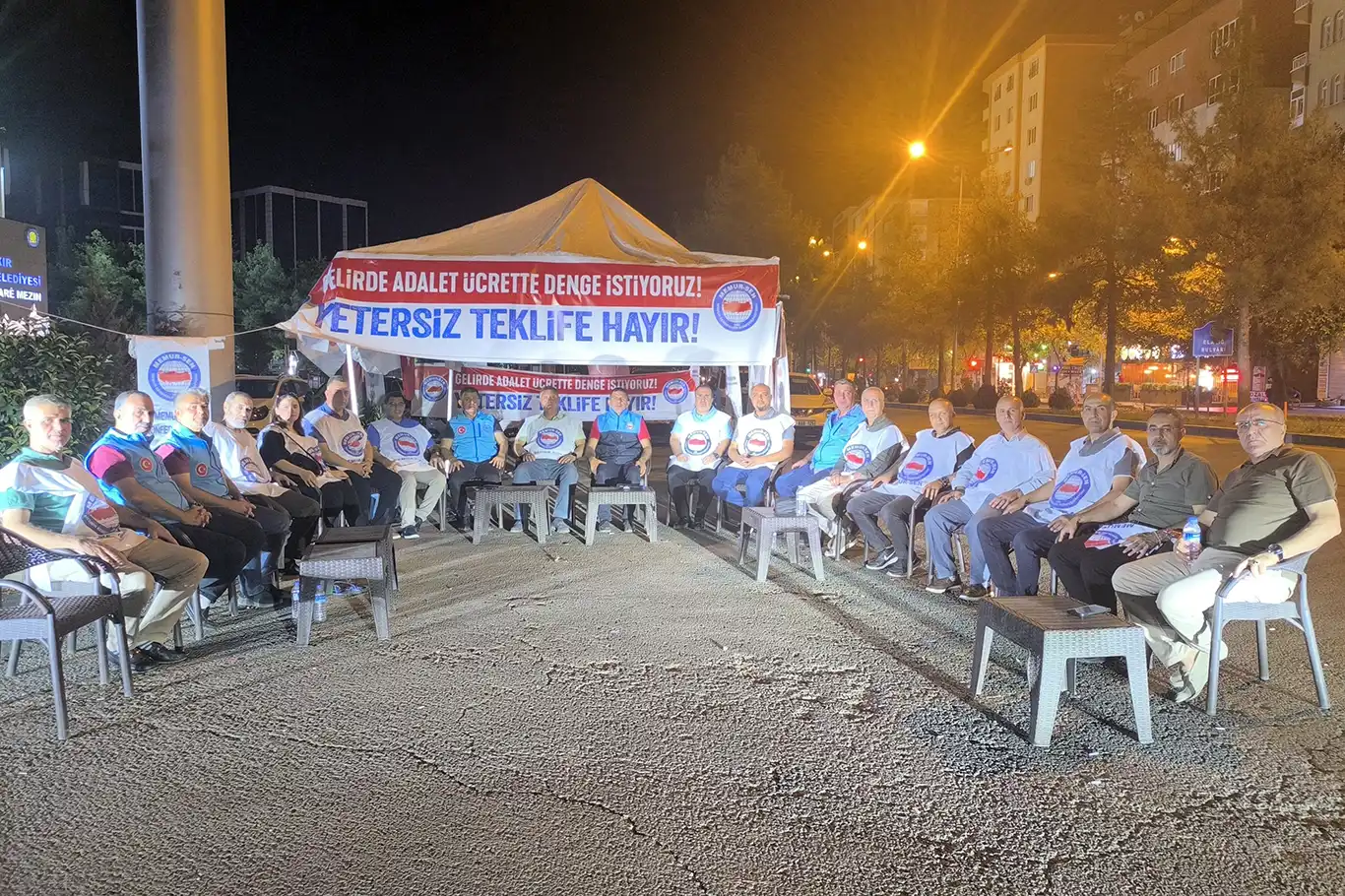 Memur-Sen maaş zamlarındaki yetersiz teklifi protesto etmek için çadır eylemi başlattı Memur-Sen maaş zamlarındaki yetersiz teklifi protesto etmek için çadır eylemi başlattı
