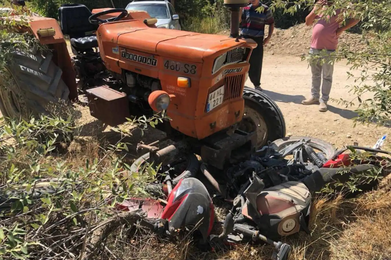 Traktör ile motosiklet çarpıştı: 1 ölü Traktör ile motosiklet çarpıştı: 1 ölü